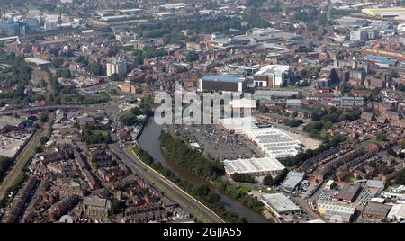 Luftaufnahme des Riverside Retail Park in Warrington mit dem Stadtzentrum im Hintergrund Stockfoto