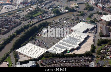 Luftaufnahme des Riverside Retail Park, Warrington Stockfoto