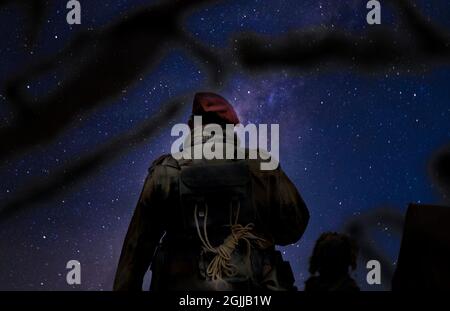 Darsteller in britischer Uniform im zweiten Weltkrieg inszenieren Kampf- und Lifestyle-Szenen. Stockfoto