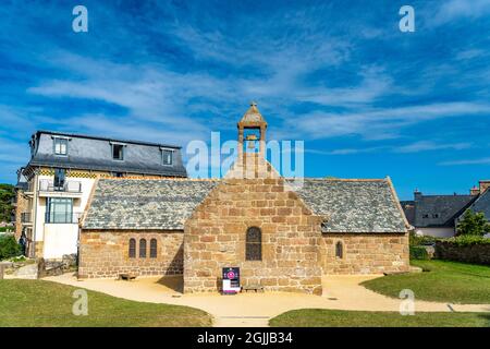 Kapelle St-Guirec in Ploumanac'h, Perros-Guirec, Bretagne, Frankreich | Kapelle St-Guirec in Ploumanac'h, Perros-Guirec, Bretagne, Frankreich Stockfoto