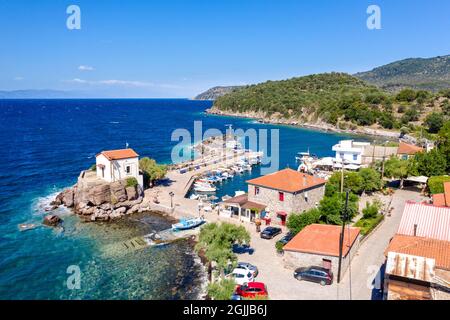 Die kleine Kirche Panagia gorgona liegt auf einem Felsen in Skala Sykamias, einem malerischen Küstendorf von Lesvos Stockfoto