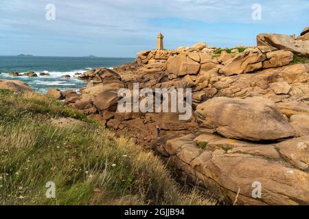 Die Felsen der rosa Granitküste Côte de Granit Rose und der Leuchtturm Phare de Ploumanac’h bei Ploumanac'h, Perros-Guirec, Bretagne, Frankreich | R Stockfoto