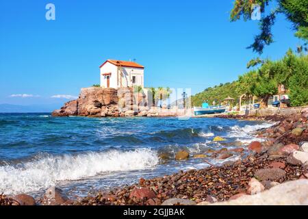 Die kleine Kirche Panagia gorgona liegt auf einem Felsen in Skala Sykamias, einem malerischen Küstendorf von Lesvos Stockfoto