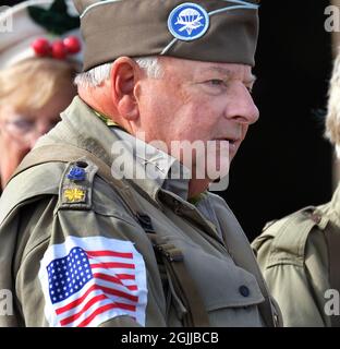 Darsteller, die als amerikanische Soldaten und Veteranen des zweiten Weltkriegs gekleidet sind. Stockfoto