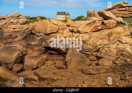 Die Felsen der rosa Granitküste Côte de Granit Rose und Maison Gustave Eiffel bei Ploumanac'h, Perros-Guirec, Bretagne, Frankreich | Felsformation Stockfoto