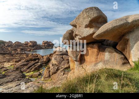 Die Felsen der rosa Granitküste Côte de Granit Rose bei Ploumanac'h, Perros-Guirec, Bretagne, Frankreich | Felsformationen des Côte de Granit r Stockfoto