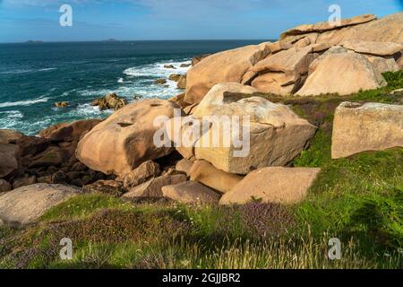 Die Felsen der rosa Granitküste Côte de Granit Rose bei Ploumanac'h, Perros-Guirec, Bretagne, Frankreich | Felsformationen des Côte de Granit r Stockfoto