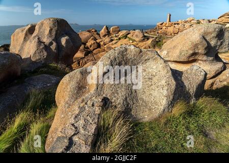 Die Felsen der rosa Granitküste Côte de Granit Rose und der Leuchtturm Phare de Ploumanac’h bei Ploumanac'h, Perros-Guirec, Bretagne, Frankreich | R Stockfoto