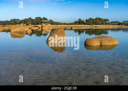 Die Felsen der rosa Granitküste Côte de Granit Rose an der Baie de Sainte Anne bei Tregastel, Bretagne, Frankreich | Felsformationen des Côte de Stockfoto