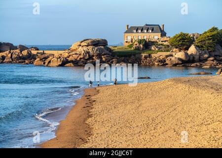 Strand der Halbinsel Ile Renote, Tregastel, Bretagne, Frankreich | Plage Ile Renote Peninsula Beach in Tregastel, Bretagne, Frankreich Stockfoto