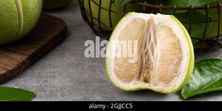 Frischer Pomelo auf grauem Zement-Hintergrund für Mid-Autumn Festival Fruit. Stockfoto