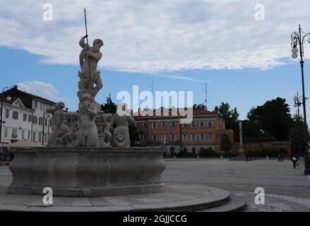 Gorizia, Italien - 25. Mai 2021: Piazza della Vittoria. Fontana del Nettuno (Neptunbrunnen) und Präfektur Görz. Friaul Julisch Venetien. Bewölkt Stockfoto
