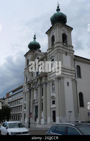 Gorizia, Italien - 25. Mai 2021: Piazza della Vittoria. Chiesa di Sant'Ignazio (Kirche des heiligen Ignazio) ohne Menschen. Friaul Julisch Venetien. Bewölkt Stockfoto