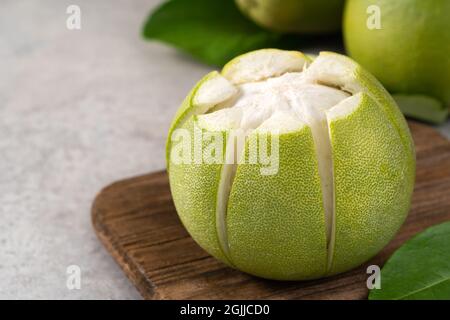 Frischer Pomelo auf grauem Zement-Hintergrund für Mid-Autumn Festival Fruit. Stockfoto
