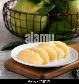 Frischer Pomelo auf grauem Zement-Hintergrund für Mid-Autumn Festival Fruit. Stockfoto
