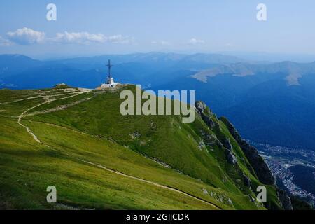 Caraiman Kreuz und Busteni Stadt, höchste Gipfelkreuz der Welt in einer solchen Höhe, Caraiman Peak, Bucegi Berg, Rumänien Stockfoto