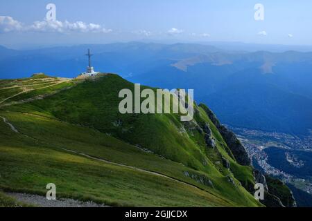 Caraiman Kreuz und Busteni Stadt, höchste Gipfelkreuz der Welt in einer solchen Höhe, Caraiman Peak, Bucegi Berg, Rumänien Stockfoto