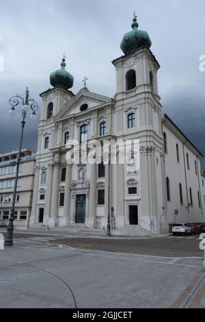 Gorizia, Italien - 25. Mai 2021: Piazza della Vittoria. Chiesa di Sant'Ignazio (Kirche des heiligen Ignazio) ohne Menschen. Friaul Julisch Venetien. Bewölkt Stockfoto