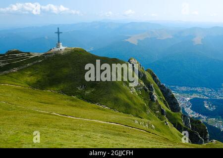 Caraiman Kreuz und Busteni Stadt, höchste Gipfelkreuz der Welt in einer solchen Höhe, Caraiman Peak, Bucegi Berg, Rumänien Stockfoto