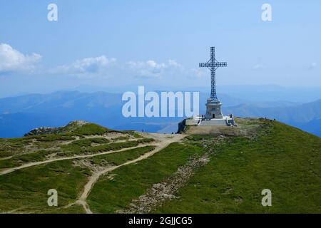 Caraiman Kreuz und Busteni Stadt, höchste Gipfelkreuz der Welt in einer solchen Höhe, Caraiman Peak, Bucegi Berg, Rumänien Stockfoto