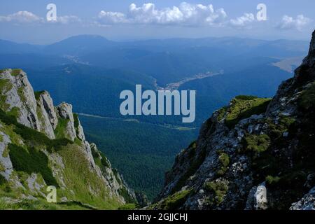 Atemberaubende Landschaft vom Gipfel des Caraiman in den Bucegi-Bergen, Karpaten, Prahova, Rumänien Stockfoto