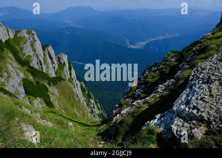 Atemberaubende Landschaft vom Gipfel des Caraiman in den Bucegi-Bergen, Karpaten, Prahova, Rumänien Stockfoto