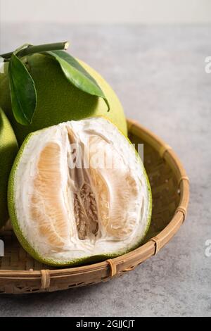 Frischer Pomelo auf grauem Zement-Hintergrund für Mid-Autumn Festival Fruit. Stockfoto