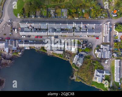 Luftaufnahme von der Drohne des ehemaligen Schiefersteinbruchs und des Dorfes Ellenabeich bei Easdale auf der Insel Seil, einer der Schieferinseln, Argyll und Bute, Scotla Stockfoto