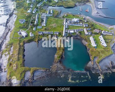 Drohnenansicht von überfluteten Schiefersteinbrüchen auf Easdale Island auf einer der Schieferinseln, Argyll und Bute, Schottland, Großbritannien Stockfoto