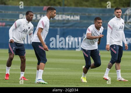 Saint Germain. Frankreich, 10. September 2021. Von links nach rechts Georginio Wijnaldum, Achraf Hakimi, Kylian Mbappe und Mauro Icardi aus Paris Saint Germain während einer Trainingseinheit des Fußballvereins im Ooredoo-Zentrum (Camps des Loges) in Saint Germain. Saint Germain en Laye, Frankreich, 10. September 2021. Foto von Daniel Derajinski/ABACAPRESS.COM Stockfoto