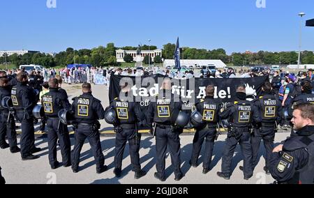 München, Deutschland. September 2021. Polizeibeamte umgeben eine Prozession von Demonstranten unterhalb des Freistaates Bayern, die gegen die IAA Mobility-Automobilausstellung demonstrieren wollen. Kredit: Peter Kneffel/dpa/Alamy Live Nachrichten Stockfoto