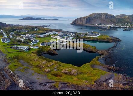 Drohnenansicht von überfluteten Schiefersteinbrüchen auf Easdale Island auf einer der Schieferinseln, Argyll und Bute, Schottland, Großbritannien Stockfoto