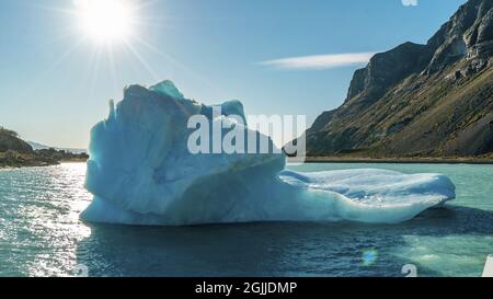 Eisberg schwimmt in einem See in Patagonien. Stockfoto