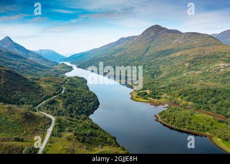 Luftaufnahme von der Drohne des Loch Leven von Kinlochleven in Lochaber, Highland Region, Schottland, Großbritannien Stockfoto