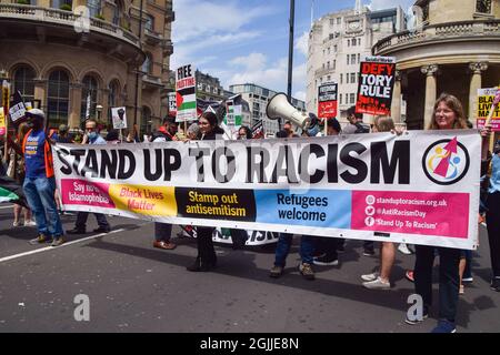 London, Großbritannien. Juni 2021. Die Demonstranten halten auf der Regent Street ein Transparent mit dem Titel „Stand up to Racism“. Mehrere Proteste fanden in der Hauptstadt statt, als pro-Palästina, Black Lives Matter, Kill the Bill, Extinction Rebellion, Anti-Tory-Demonstranten und verschiedene andere Gruppen marschierten durch das Zentrum Londons. Stockfoto