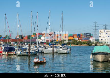 Eling Harbour in der Nähe von Southampton, Hampshire, England, Großbritannien, mit Schiffscontainern im Hintergrund Stockfoto