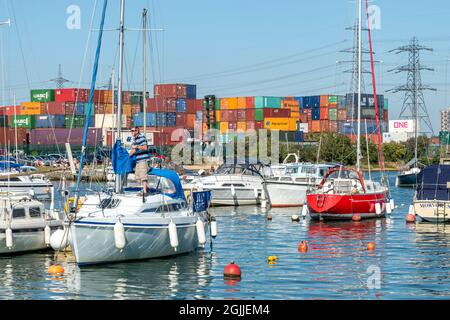 Eling Harbour in der Nähe von Southampton, Hampshire, England, Großbritannien, mit Schiffscontainern im Hintergrund Stockfoto