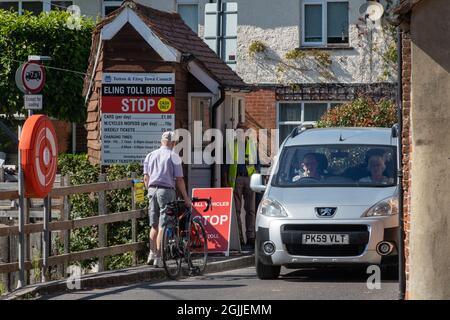 Eling Mautbrücke mit einem Paar in einem Auto, das sein Geld für die Überquerung bezahlt, Hampshire, England, Großbritannien Stockfoto