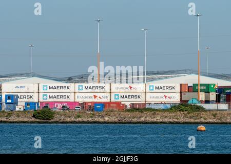 Hafen von Southampton (Hafen von Southampton) in Hampshire, England, Vereinigtes Königreich. Ansicht der Container im Frachthafen. Stockfoto