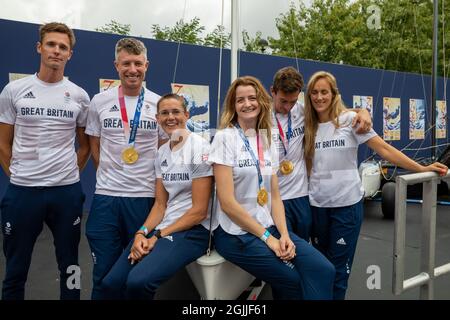 Southampton, Hampshire, Großbritannien. 10. September 2019.Chris Grube, Stuart Bithell. Ali Young, Eilidh McIntyre, Dylan Fletcher, Charlotte Dobson, die 2020-Sterne des britischen Segelteams aus Tokio nehmen an der 52. Southampton International Boat Show Teil, nachdem sie im vergangenen Jahr aufgrund von Covid 19 leider abgesagt wurde. In diesem Jahr gibt es über 300 Boote auf einer eigens gebauten Marina zu sehen, die alles von Stand-up-Paddle-Boards bis hin zu Superyachten bietet, es gibt ein Boot für jeden, Handelsstände, Kleidung und alles, was Bootfahren bedeutet. Kredit: Keith Larby/Alamy Live Nachrichten Stockfoto