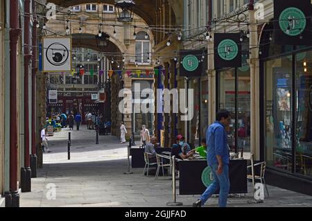 HALIFAX. WEST YORKSHIRE. ENGLAND. 05-29-21. Die Alte Arkade im Stadtzentrum. Im Hintergrund ist der Markteintritt zu sehen. Stockfoto