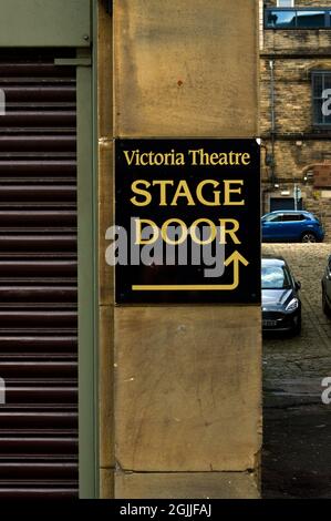 HALIFAX. WEST YORKSHIRE. ENGLAND. 05-29-21. Das Victoria Theatre, Schild mit Bühnentür. Stockfoto