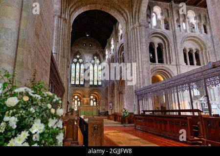 Innenraum der historischen Romsey Abbey aus dem 12. Jahrhundert Hampshire England Stockfoto