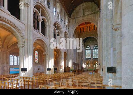 Innenraum der historischen Romsey Abbey aus dem 12. Jahrhundert Hampshire England Stockfoto