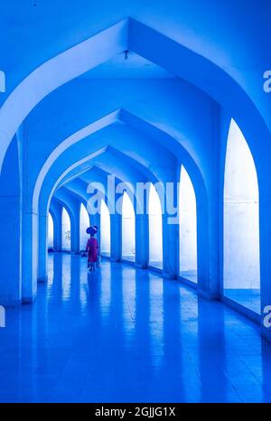 Dhaka, Bangladesch. September 2021. Menschen, die zur Baitul Moqarram National Mosque, Dhaka, gehen, um ihr Freitagsgebet zu sagen. (Bild: © Mustasinur Rahman Alvi/ZUMA Press Wire) Stockfoto