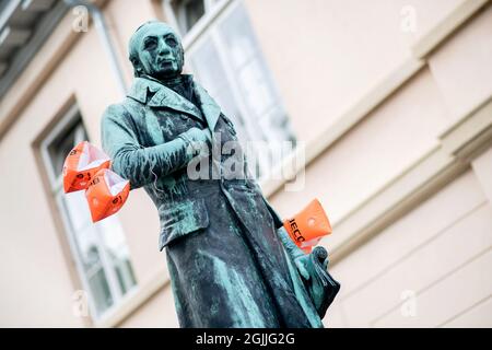 Oldenburg, Deutschland. September 2021. Während einer Protestaktion auf dem Schlossplatz befestigten Aktivisten der Grünen Jugend Wasserflügel an der Statue des Großherzogs Peter Friedrich Ludwig. Die Grüne Jugend Niedersachsens will mit der kreativen Protestaktion "Kommunalwahlen in Klimawahlen verwandeln" auf die Folgen des Klimawandels aufmerksam machen. Quelle: Hauke-Christian Dittrich/dpa/Alamy Live News Stockfoto