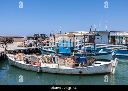 LATCHI, ZYPERN, GRIECHENLAND - JULI 23 : Fischerboot im Hafen von Latchi in Zypern am 23. Juli 2009 Stockfoto