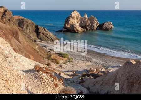 Große Felsen vor der Küste von Zypern Stockfoto