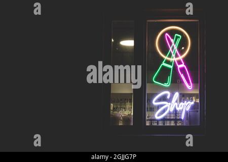 Neon-Schild Schönheit Nägel Kosmetik Shop Studio Salon in Schaufenster Stockfoto