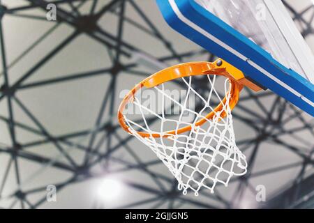 Basketballkorb in einer Sportarena. Die Gewinnpunkte bei einem Basketballspiel zu erzielen. Basketball-Arena Hintergrund Stockfoto